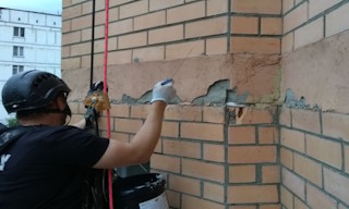 Обследование фасада здания в Большой Камне в октябре